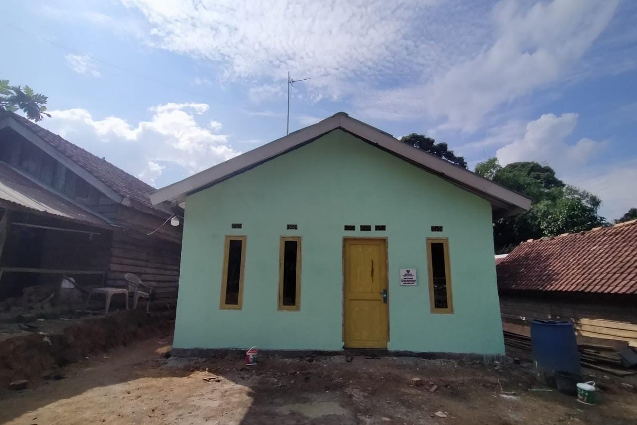 Desa Seratus Lapan Dapat 5 Unit Bedah Rumah dan Pembangunan 5 Unit WC, Dari Dinsos Dan Baznas Muba