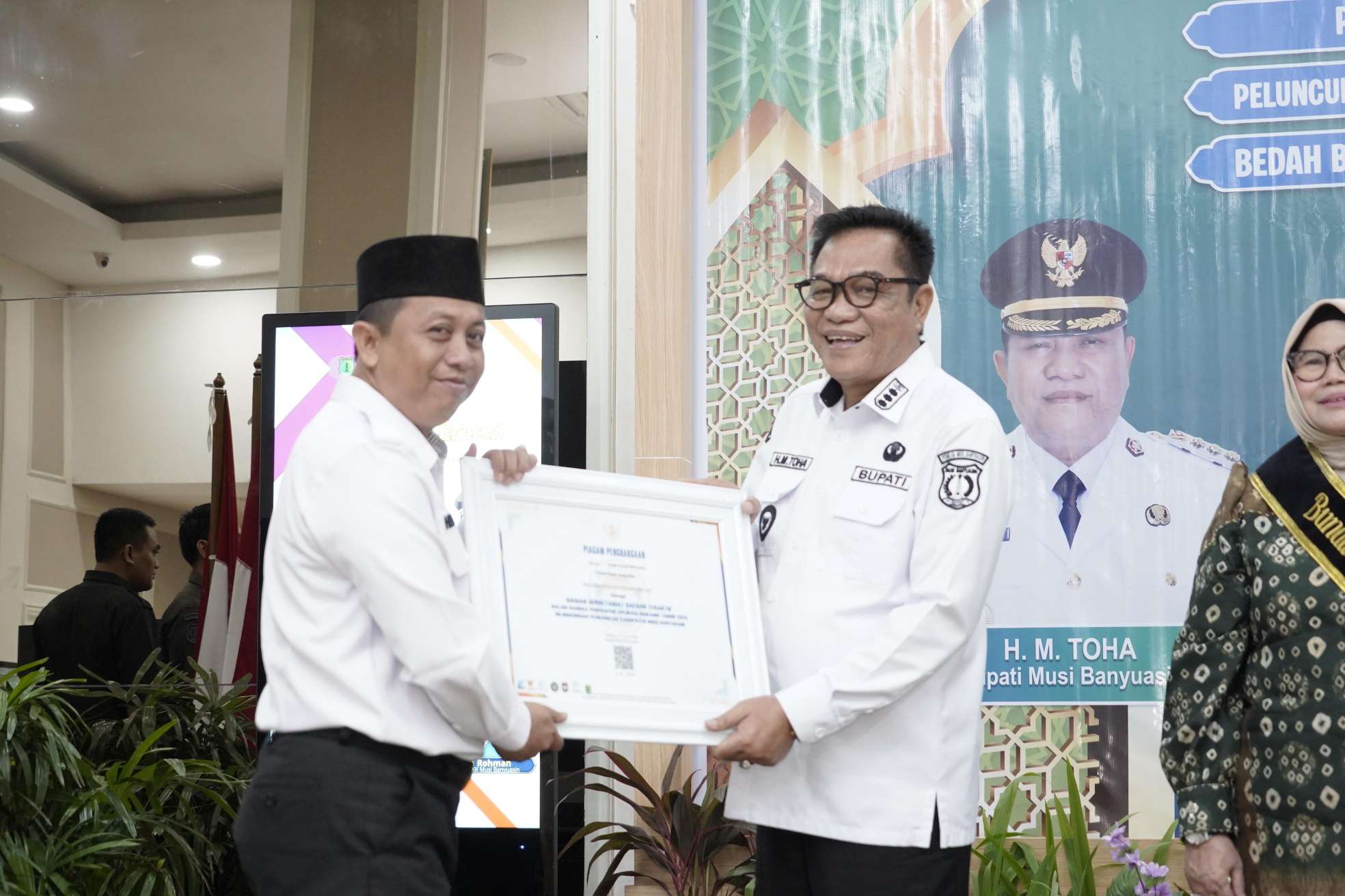 Bupati Muba Serahkan Penghargaan Kearsipan dan Digitalisasi 2025