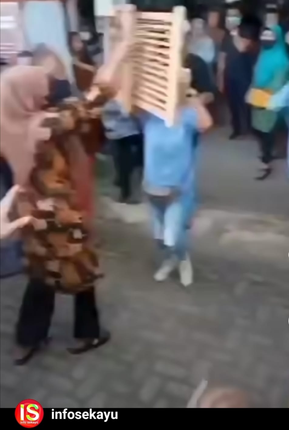 Viral Video, Lempar Bangku Saat Pembagian Kupon Jalan Sehat HUT BUMN 