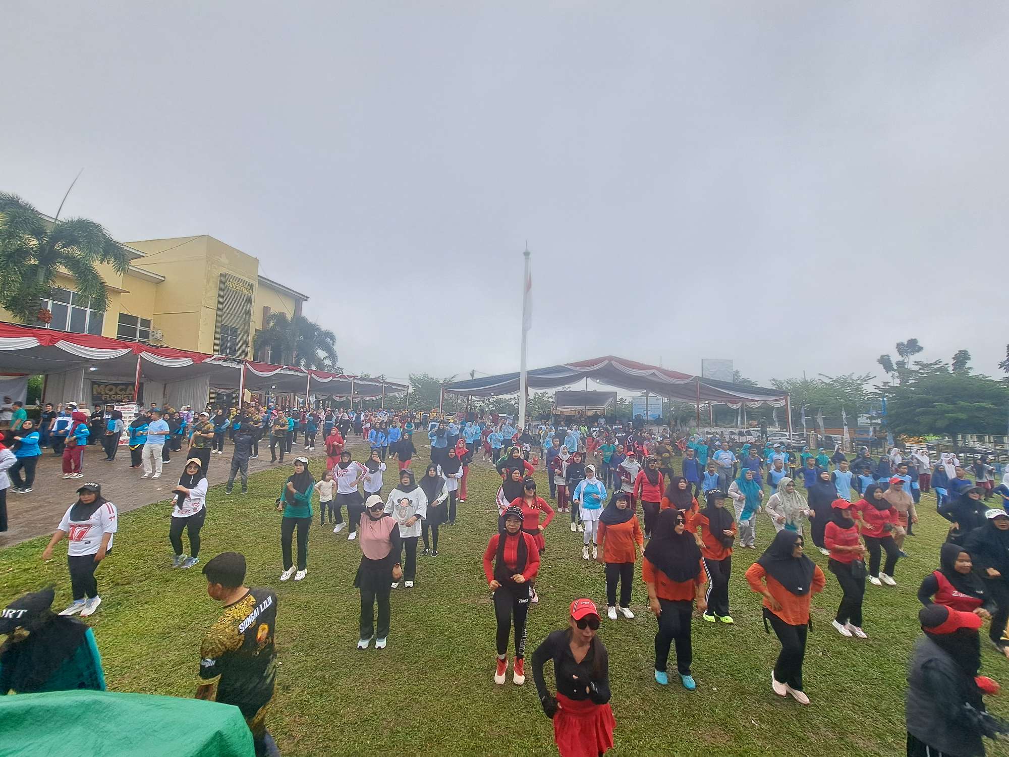 Ratusan Warga Meriahkan Senam Sehat Bersama di Halaman Kantor Camat Sungai Lilin