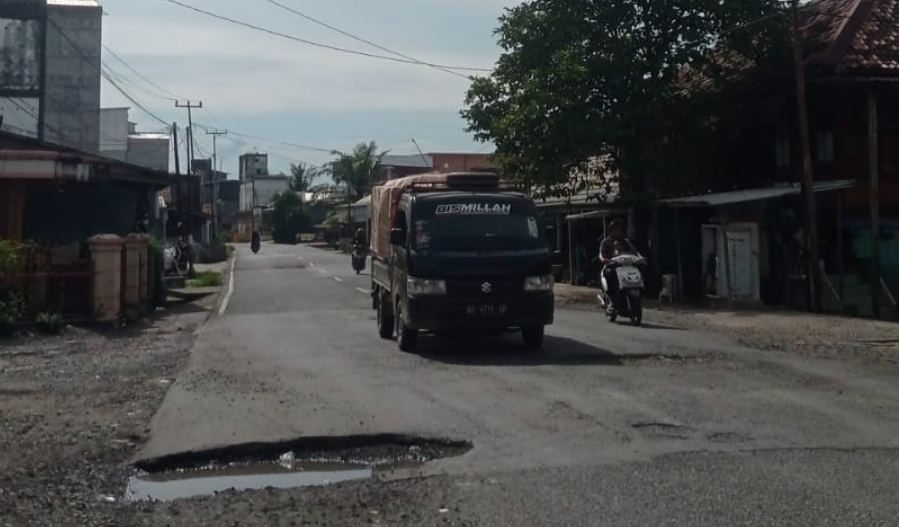 Lubang Mengintai Pengendara, Jalinteng Sanga Desa Butuh Perbaikan Serius