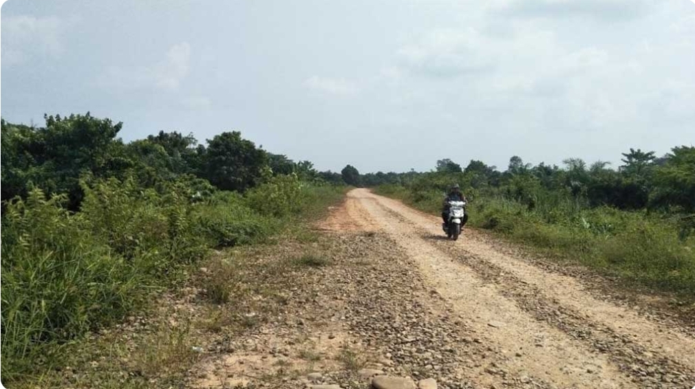 Kemarau, Akses Jalan Darat Menuju Desa Ulak Embacang Lancar, Namun Sayang Berdebu