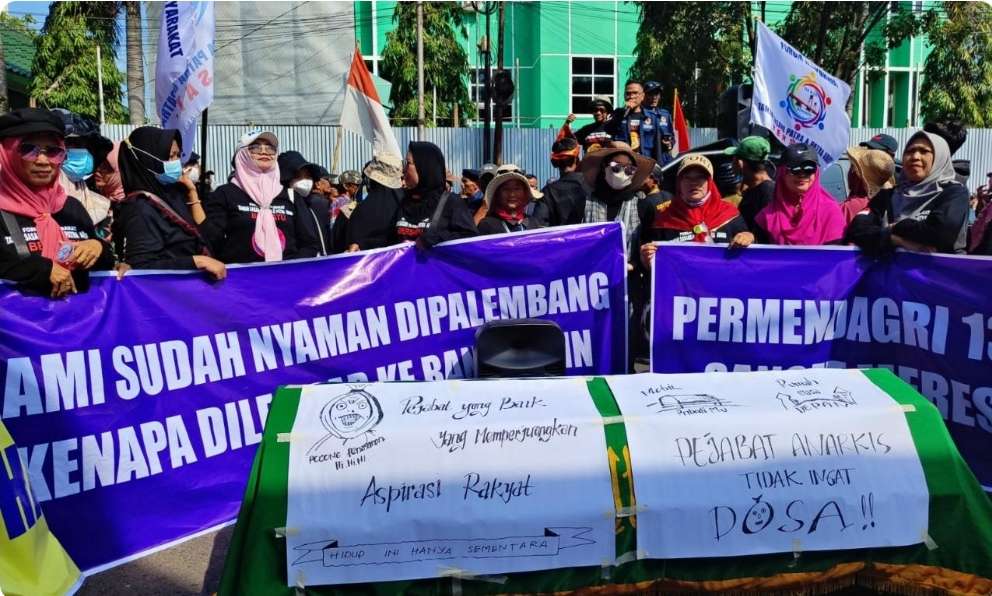 Tetap Tolak Ikut Banyuasin, Warga Tegal Binangung Gelar Aksi di Kantor Gubernur Sumsel