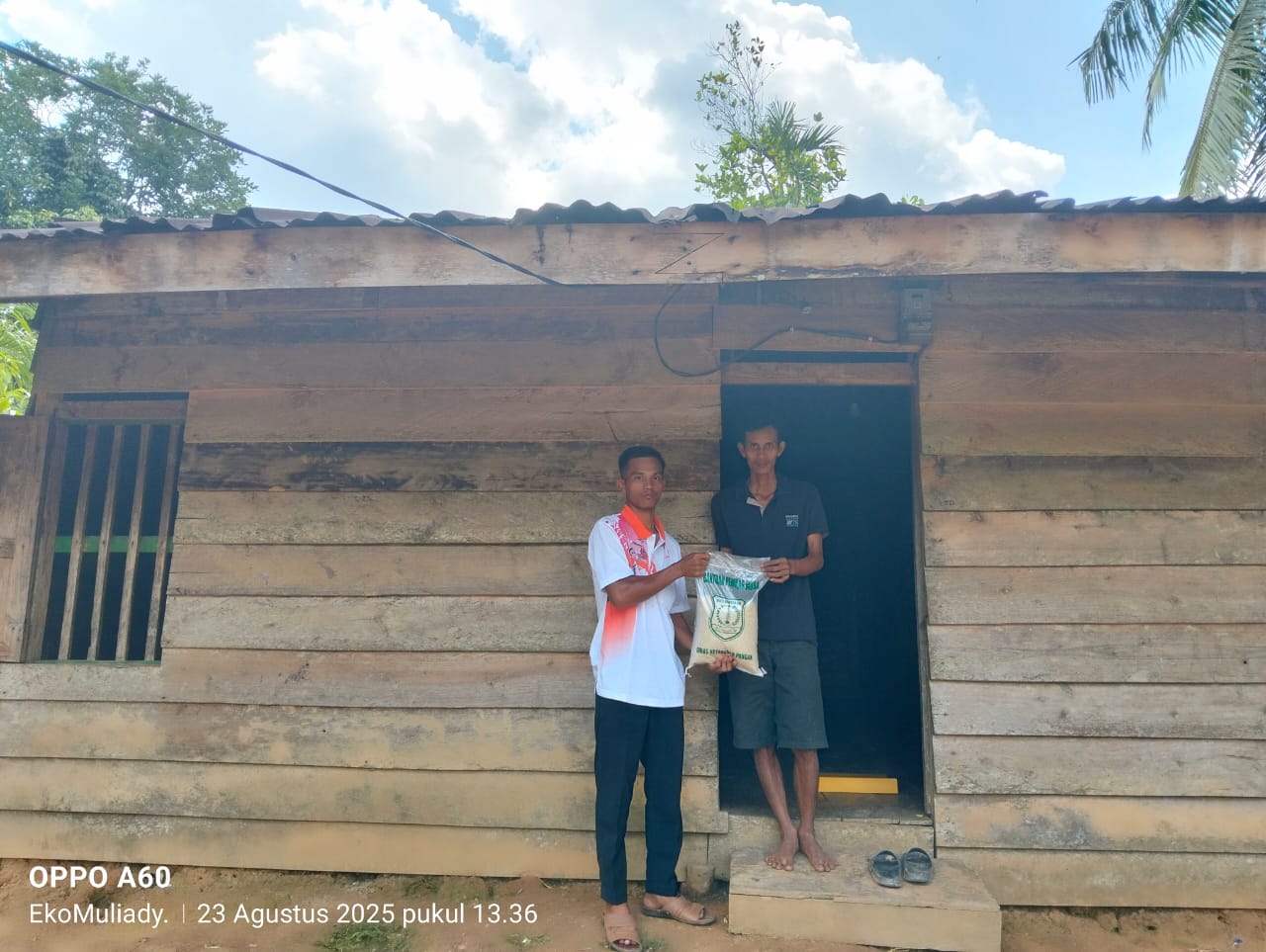 Pemkab Muba Salurkan Bantuan Beras untuk Korban Puting Beliung di Mekar Jaya Jirak Jaya