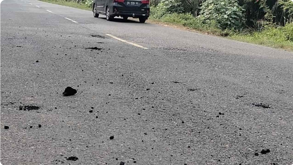 Pengguna Jalan di Sanga Desa Keluhkan Ceceran Batubara, Tumpahan Truk Angkutan