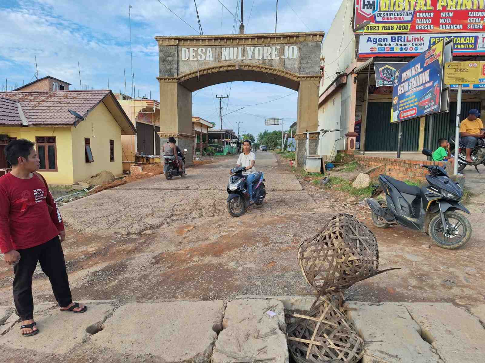 Warga Keluhkan Pembuatan Parit di Jalintim Palembang - Jambi, Ini Penyebabnya