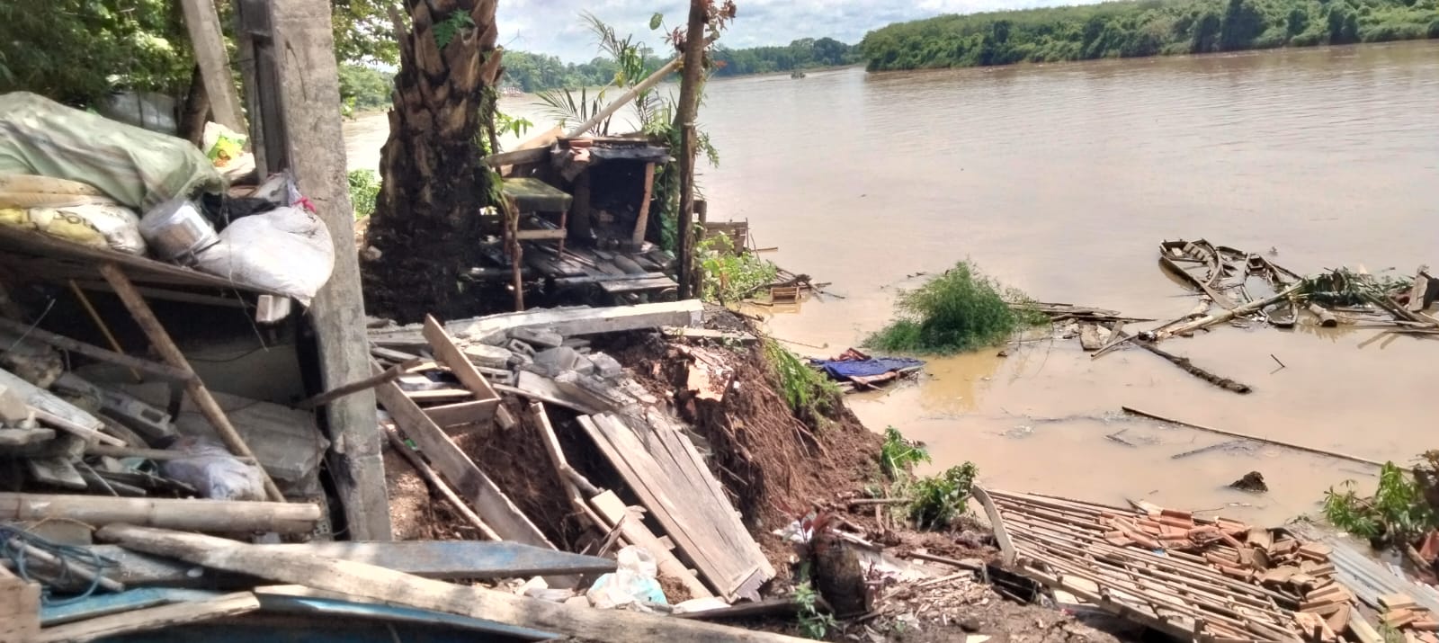 Hujan Deras,  Tiga Unit Rumah di Sekayu Rusak Berat akibat Longsor 