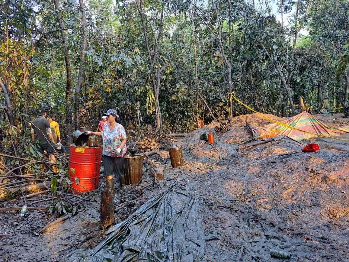 Semburan Minyak Sudah Berhenti, Puluhan Warga Masih Mengambil Sisa Minyak