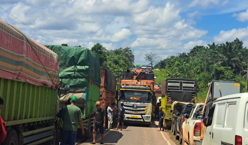Macet Parah Jalintim Palembang–Jambi, Pemudik dan Mobil Bantuan Kemanusiaan Ikut Terjebak
