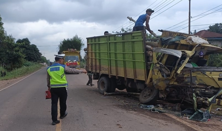 Dua Truk Terlibat Kecelakaan di Jalintim Desa Srigunung, Begini Kondisi Sopirnya