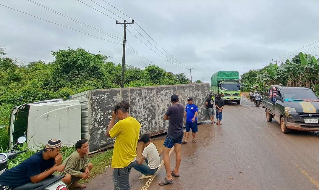 Terkejut Jalan Rusak di Jalintim Sungai Lilin, Mobil Box Paket Terbalik, Arus Lalu Lintas Macet Panjang