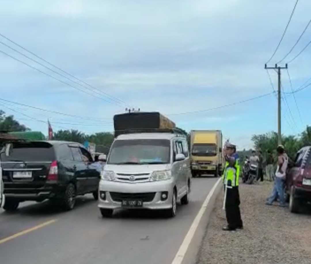 Gunakan Alat Berat, Proses Evakuasi Truk Trailer Tabrakan Dengan Bus, Arus Lalu Lintas Sistem Buka Tutup