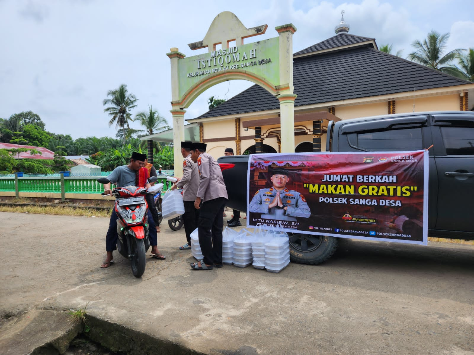 Polsek Sanga Desa Bagikan Ratusan Nasi Kotak Untuk Jamaah Masjid Istiqomah Kelurahan Ngulak