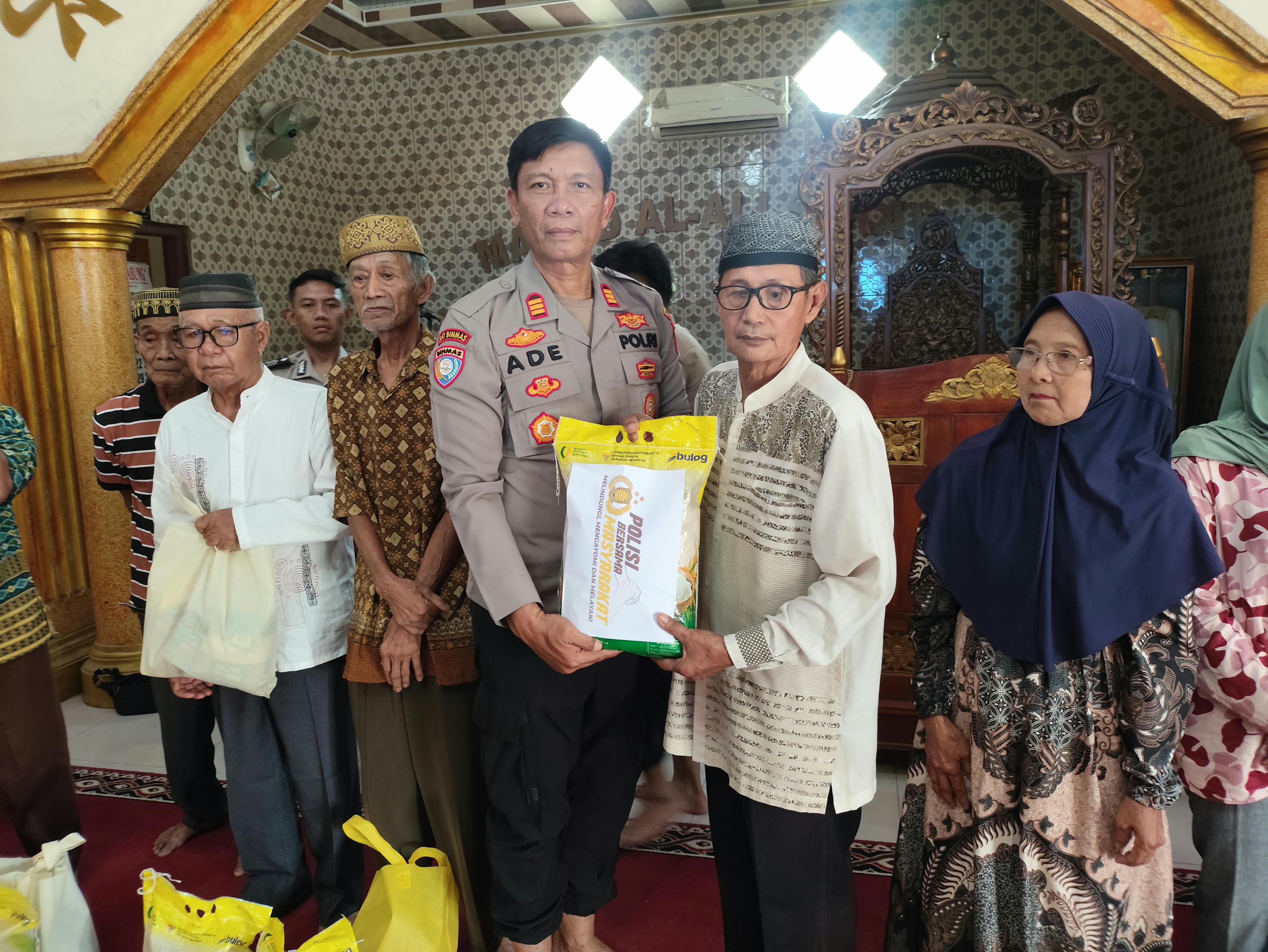 Sambut HUT ke-75 Humas Polri, Polres Muba Bersihkan Rumah Ibadah dan Bagikan Sembako