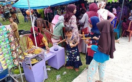 Penjual Sosis Laris Manis 