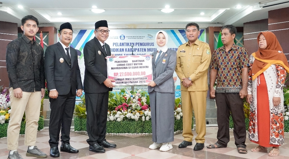 Apresiasi Prestasi, Bupati Toha Serahkan Bantuan Living Cost Rp27,6 Juta kepada Mahasiswa Asal Muba