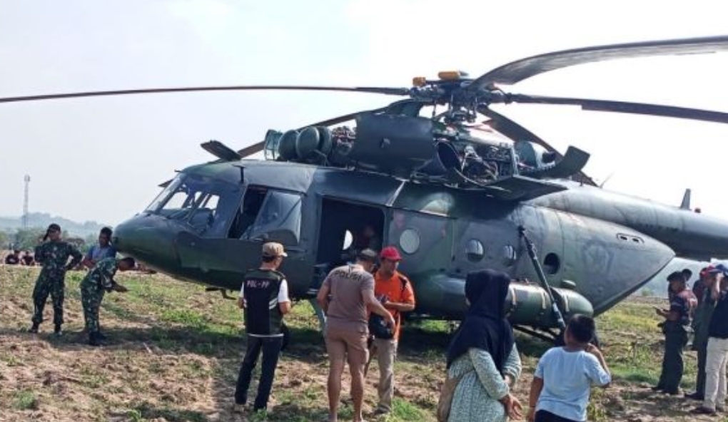 Helikopter TNI AD yang mendarat darurat di area persawahan Daerah Blora