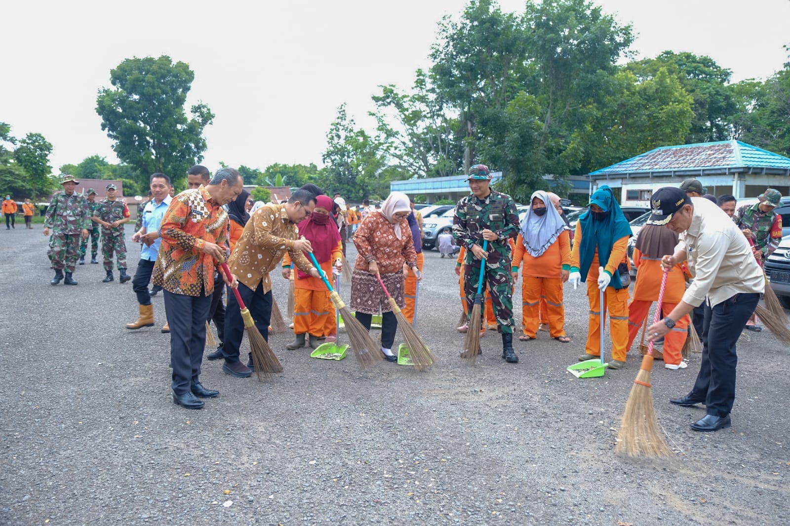 Pemkab Muba Bersama Kodim 0401 Adakan Karya Bakti Pembersihan Area Pasar Randik