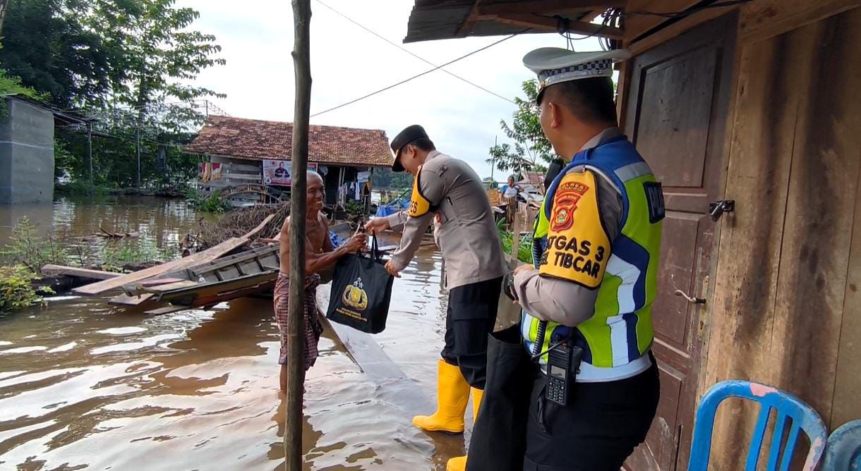 Akhir Pekan, Kapolres Muba Didampingi Kasatlantas Blusukan Beri Bantuan Korban Banjir