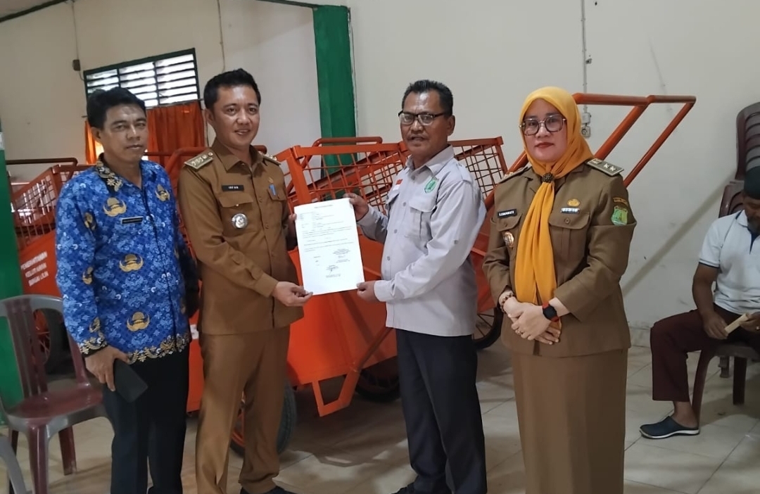 Kelurahan Sungai Lilin Salurkan 16 Gerobak Sampah untuk RW