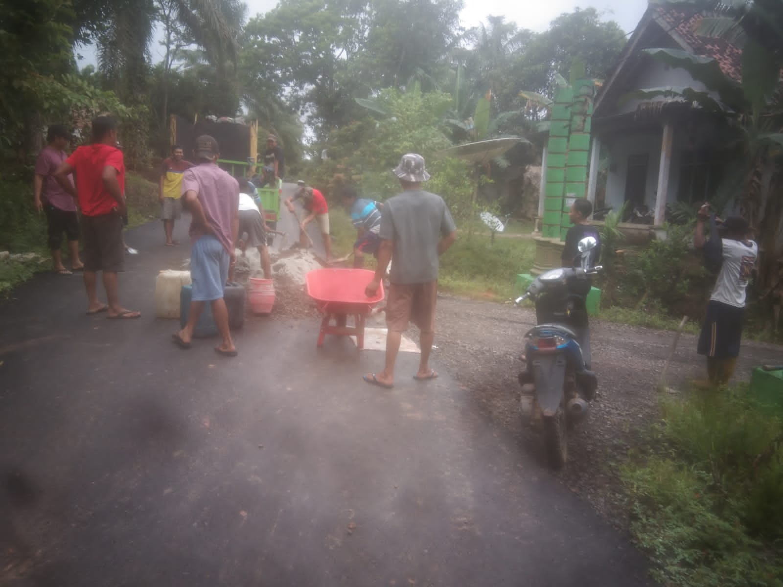 Membanggakan, Warga Desa Mekar Jadi Tiap Minggu Gelar Gotong Royong Benahi Infrastruktur Desa