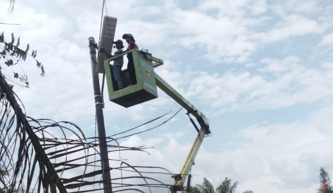 Desa Pinang Banjar Terima Bantuan 8 Unit Lampu Jalan