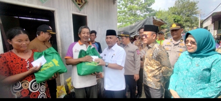 Pj Bupati Musi Banyuasin Serahkan Bantuan Kepada Korban Longsor di Desa Terusan