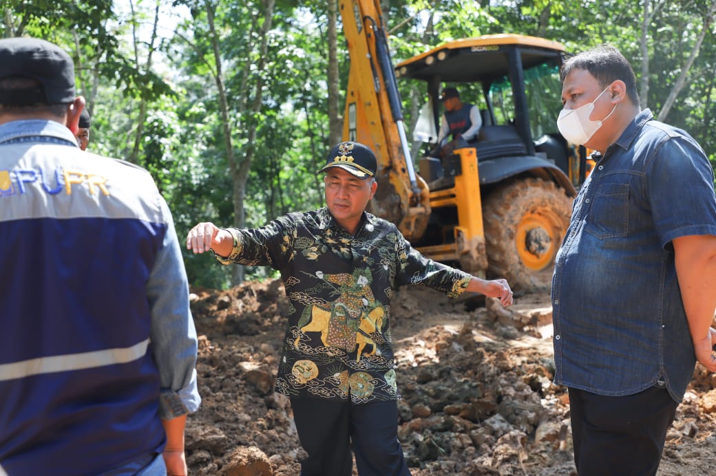 Pj Bupati Terjun Langsung Cek Jalan Rusak di Jirak Jaya