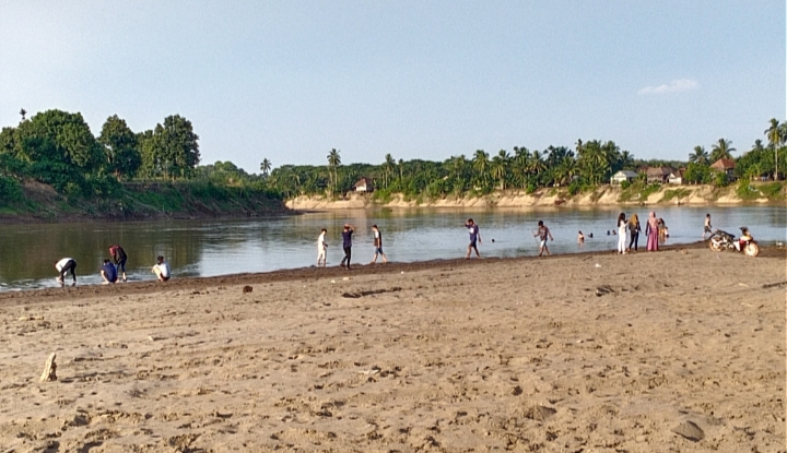 Pantai Bongen Desa Penggage Jadi Lokasi Nongkrong Favorit Anak Muda