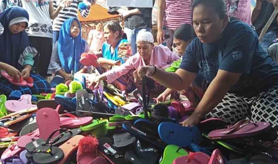 Pedagang Sandal di Pasar Kalangan Ngulak Ini Diserbu Pembeli, Omset Tembus Hingga 4 Juta