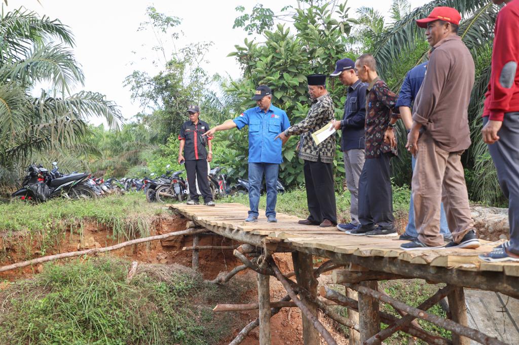 Tinjau Jembatan Ambruk di Kecamatan Lais, Pj Bupati Apriyadi Janji Segera Dibenahi