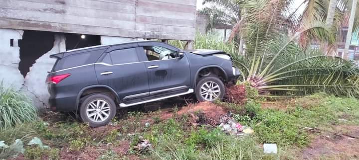 Kecelakaan di Tikungan Pangeran Sanga Desa, Mobil Fortuner Hantam Batang Sawit
