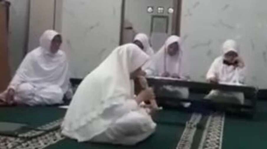 Viral, Video Jemaah Majelis Taklim Meninggal Saat Hafalan di Masjid