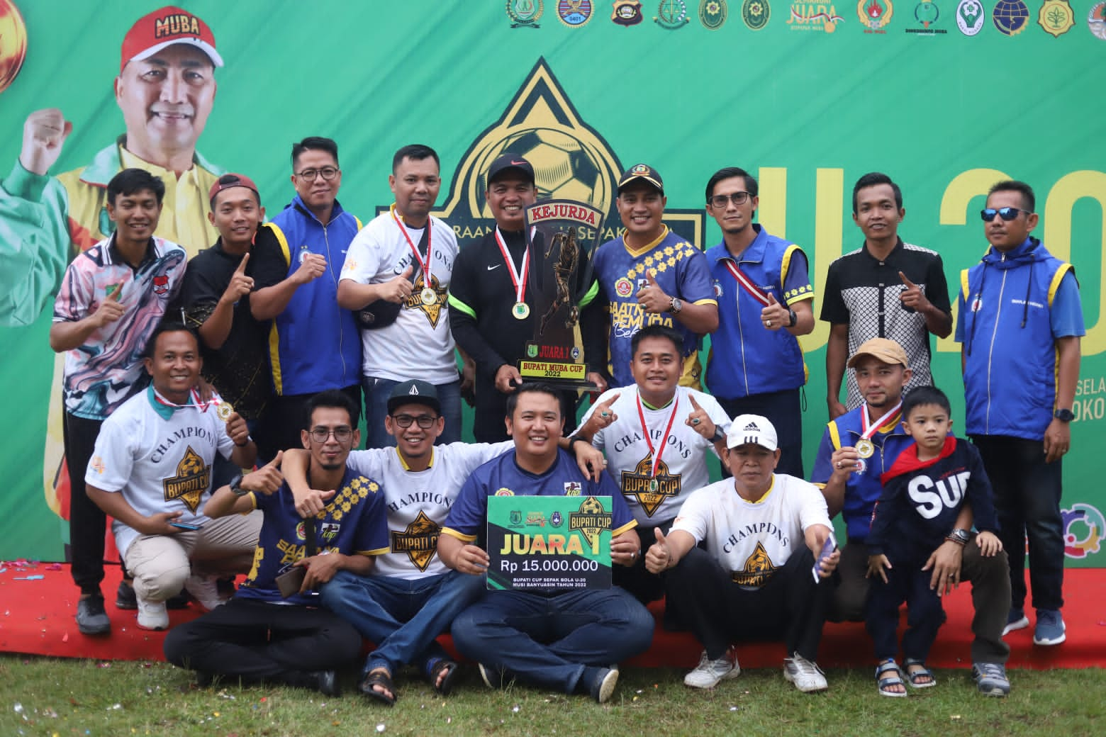 Pj Bupati H Apriyadi Serahkan Piala Kejuaraan Daerah Sepak Bola Bupati Cup 2022