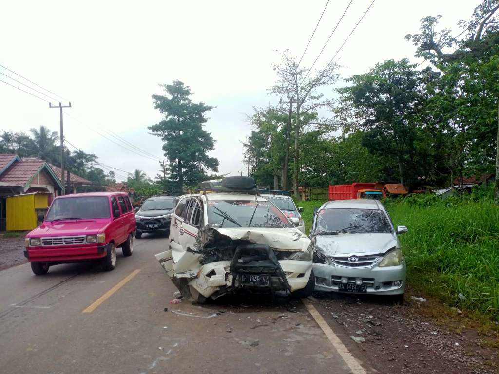 3 Kendaraan Terlibat Kecelakaan di Sukamaju, Dua korban Luka 