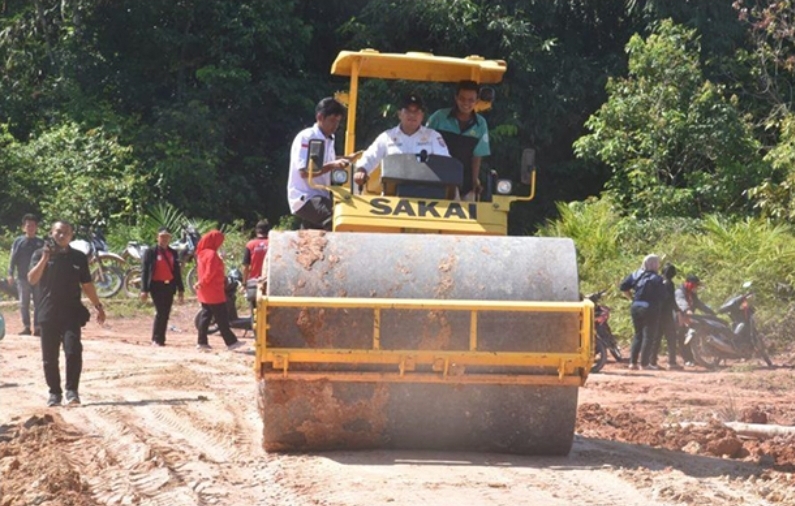 Warga dan Perusahaan Gotong Royong Perbaiki Jalan Poros Tungkal Ilir, Bupati Banyuasin Tinjau Langsung