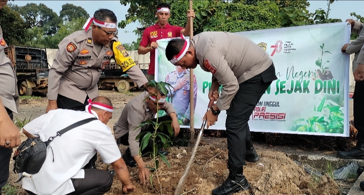 Polsek Sanga Desa Tanam 200 Bibit Pohon, IPTU Nasirin : Biar Anak Cucu Kita Rasakan Manfaatnya
