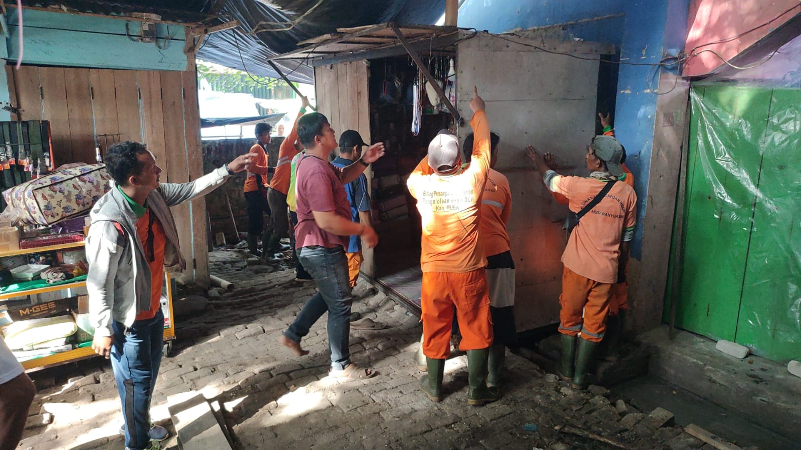 DLH Gotong Royong Bersihkan Pasar Perjuangan Sekayu, Ajak Para Pedagang Menjaga Kebersihan