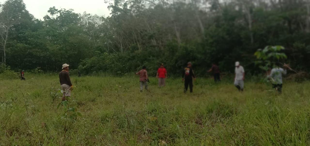 Gelar Gotong Royong, Warga Sungai Lilin Jaya Bersihkan TPU Roudhatul Jannah