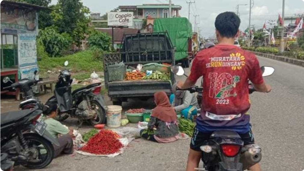 Pasar di Kecamatan Muara Rupit Terendam Banjir, Pedagang Buka Lapak di Tepian Jalinsum