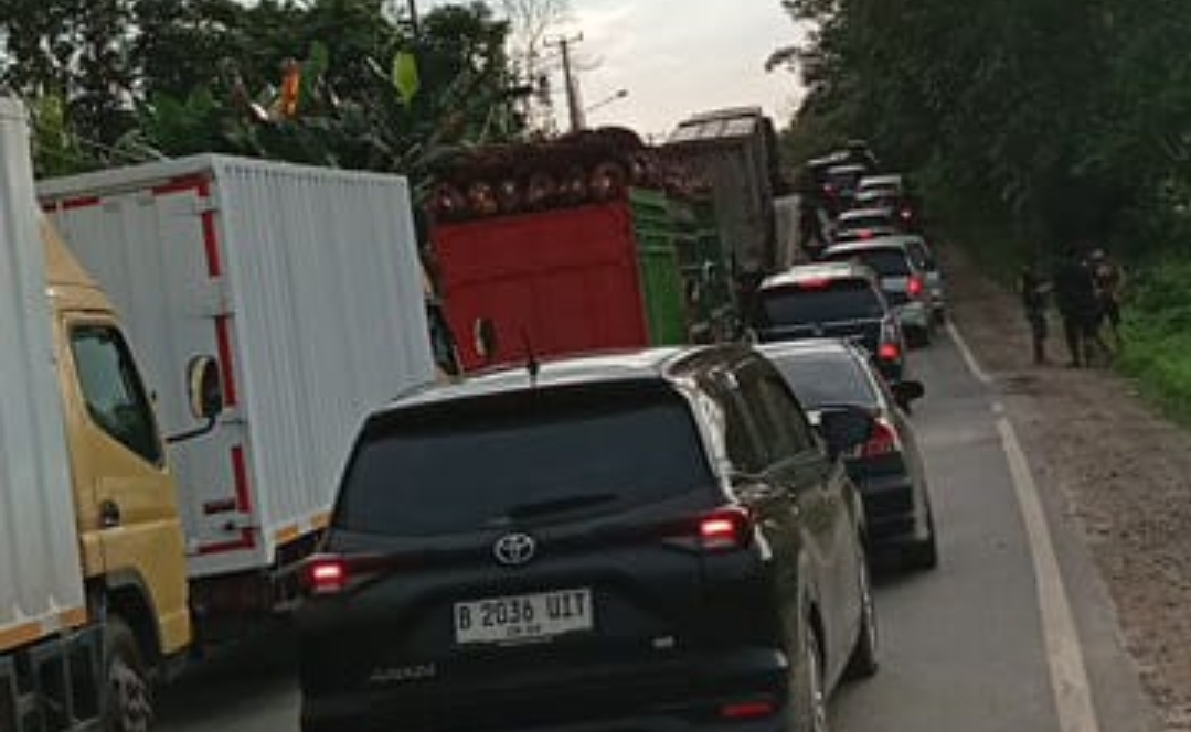 Truk Trailer Terguling di Jalintim Bayung Lencir Picu Macet Puluhan Kilometer