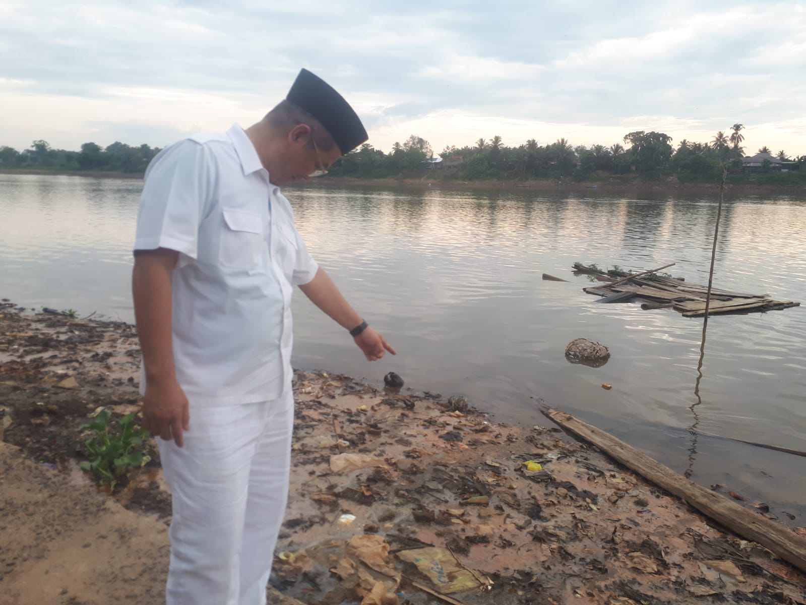 Anggota DPRD Muba, Soroti Sampah di Bantaran Sungai Musi, Minta Dinas Terkait Melakukan Pembersihan 