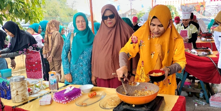 Berdandan Ala Emak-emak, Kades dan Lurah di Sanga Desa Kompak Ikuti Lomba Masak Nasi Goreng