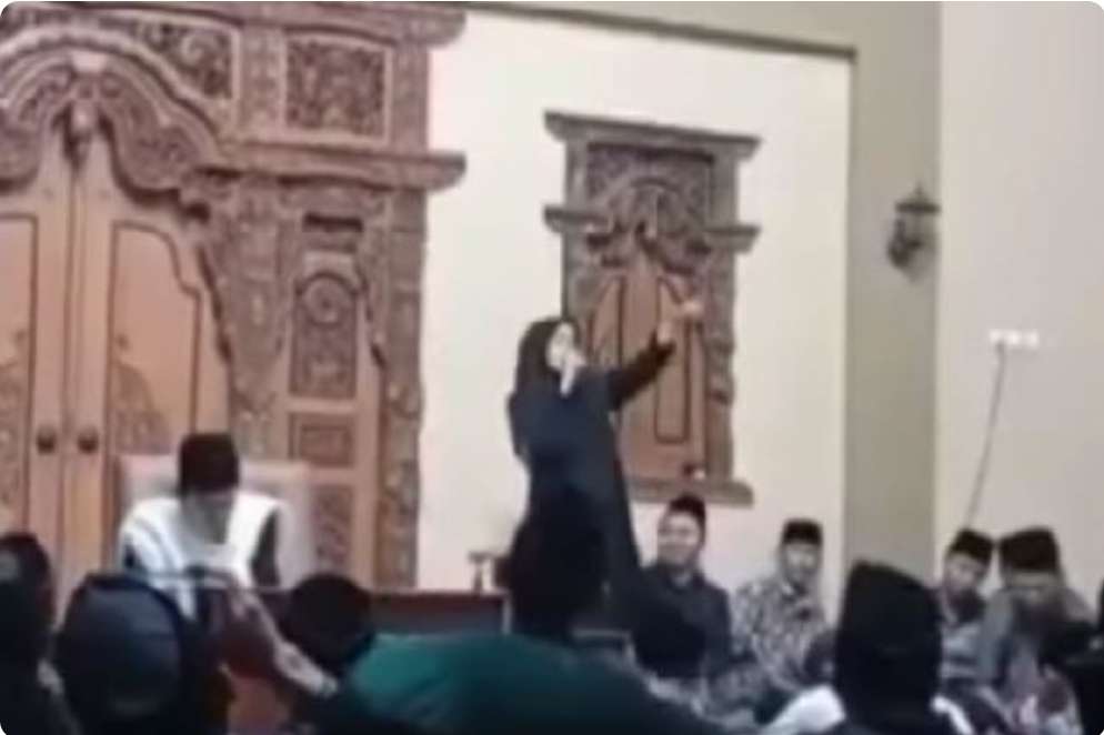 Viral! Video Wanita Nyanyi Sambil Joged di Acara Pengajian Laki-laki