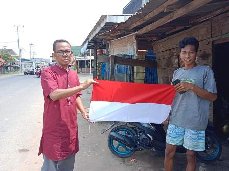 Pemdes Toman Bagikan Bendera Merah Putih 