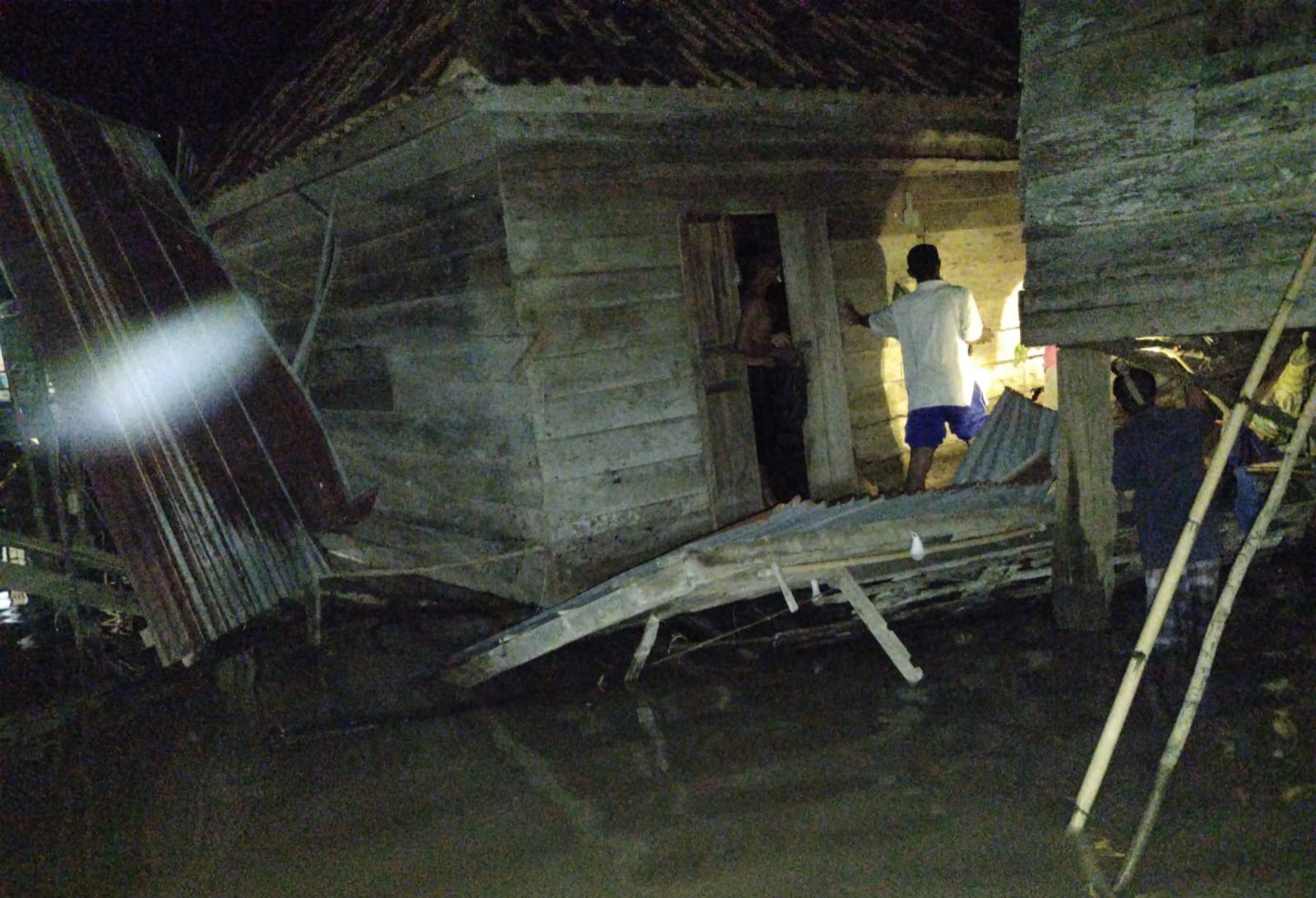 Struktur Tanah Berubah Pasca Banjir, Sebabkan Rumah Warga Desa Teluk Kijing 1 Roboh