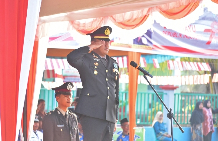 Kapolsek Sanga Desa Pimpin Parade Senja Penurunan Bendera Merah Putih HUT ke - 78 RI