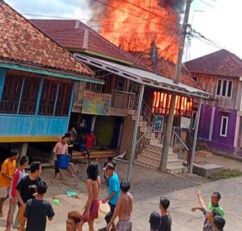 Ditinggal Ke Tangerang, Rumah Warga Teluk Kijing II Ludes Dilalap Api