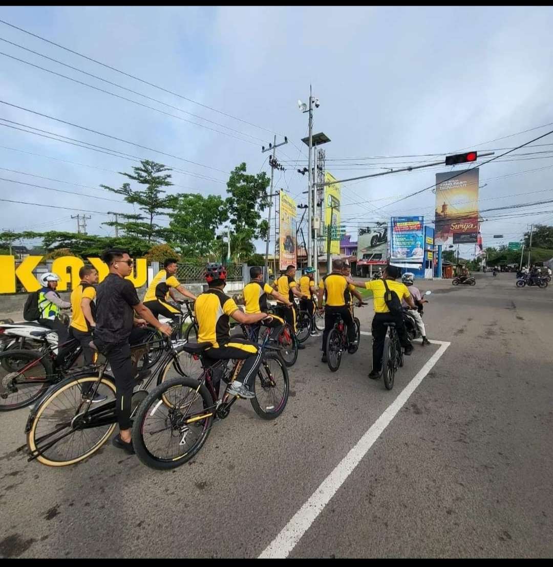 Beri Contoh, Kapolres Tidak Terobos Lampu Merah Saat Bersepeda