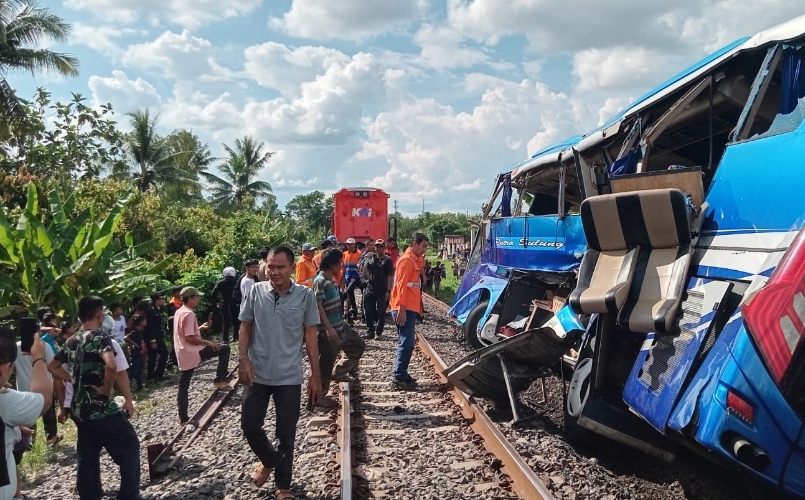 Inilah Kesaksian Relawan yang Melihat Detik-Detik Tertabraknya Bus Oleh Kereta Api di Martapura